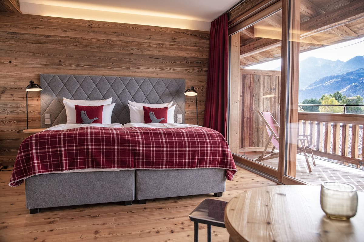 Hochwertige Bettwaren, kostenlose Minibar, Zimmersafe, Schreibtisch