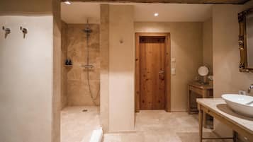 Suite Junior (Kaiser) | Bagno | Set di cortesia gratuito, asciugacapelli, accappatoio, pantofole