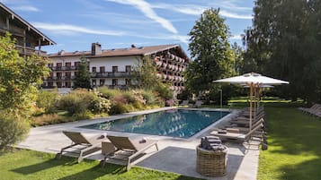 Indoor pool, seasonal outdoor pool, pool loungers