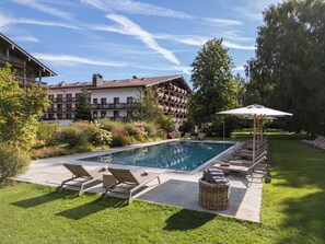 Innenpool, Außenpool (je nach Saison geöffnet), Liegestühle