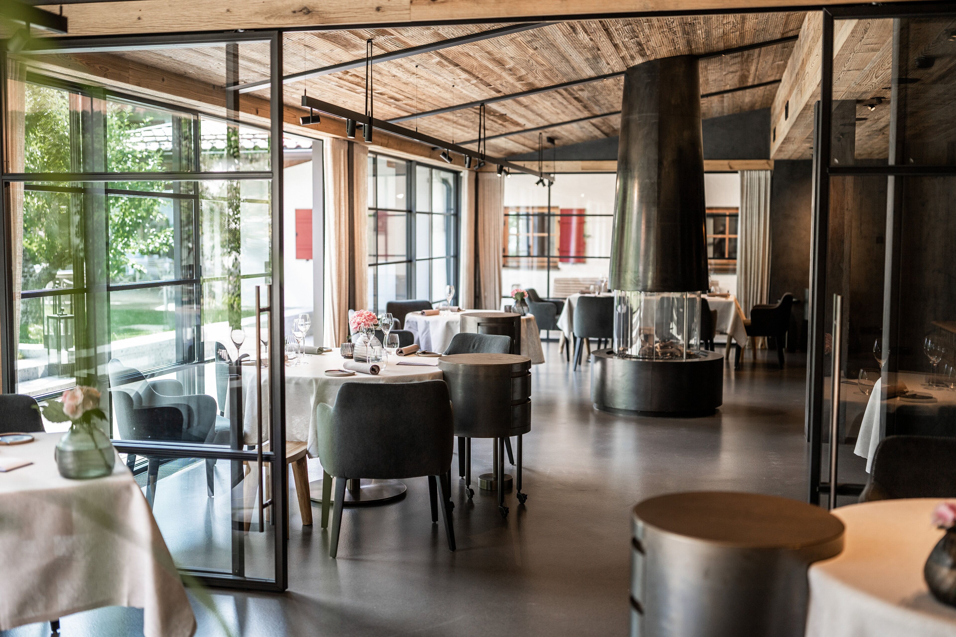 3 restaurants, breakfast served