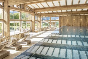 Piscine intérieure, piscine extérieure en saison, chaises longues