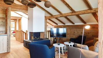 Suite (Achental) | Area soggiorno | TV a schermo piatto