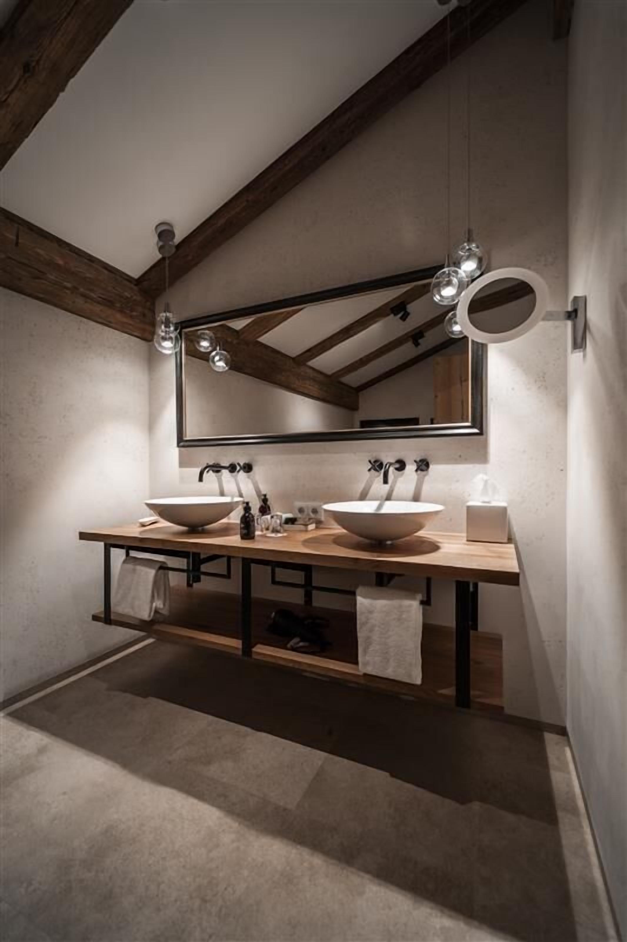 Kostenlose Toilettenartikel, Haartrockner, Bademäntel, Hausschuhe