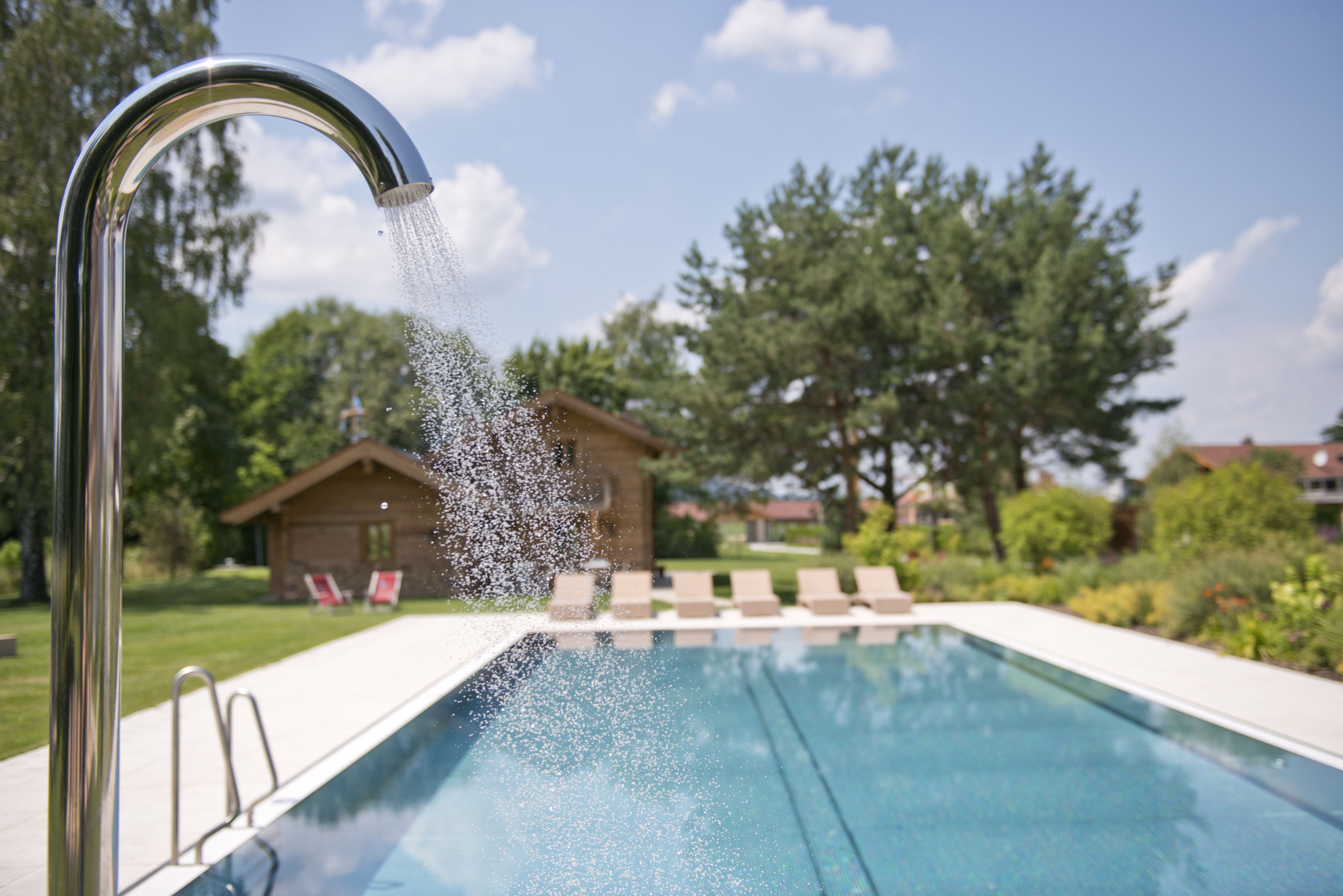 สระว่  ายน้ำในร่ม, สระว่ายน้ำกลางแจ้งเปิดตามฤดูกาล, เก้าอี้อาบแดดริมสระ