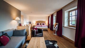 Junior Suite (Hof) | Premium bedding, free minibar, in-room safe, desk
