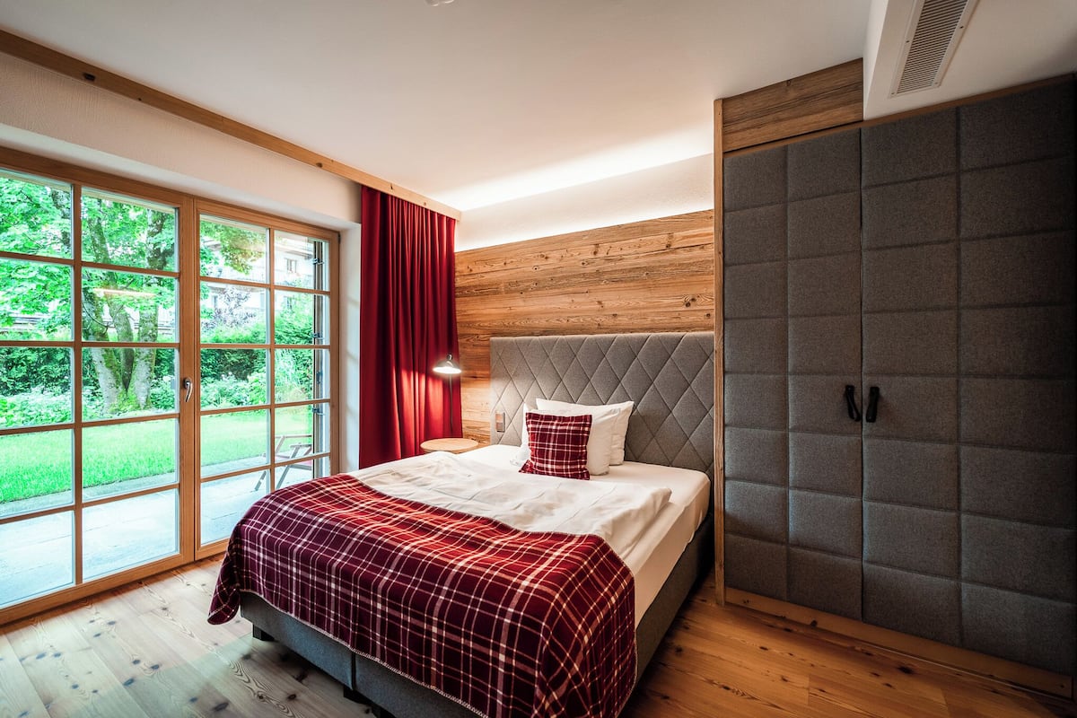 Comfort Room, 1 Queen Bed (Kampenwand) | Premium bedding, minibar (free items), in-room safe, desk