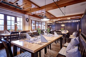 Serveert ontbijt, lunch en diner