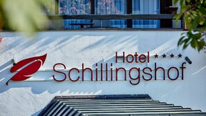 Un letrero de hotel con el nombre 'Hotel Schillingshof' y un logotipo rojo.