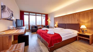 Minibar, caja de seguridad en la habitación y escritorio