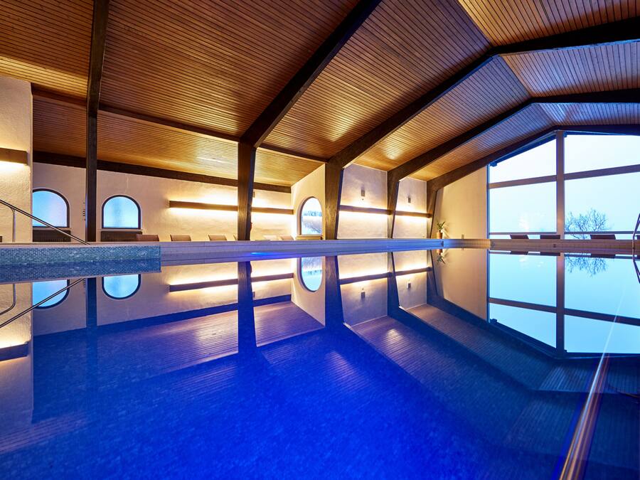 Una piscina cubierta (de 07:00 a 22:00), tumbonas