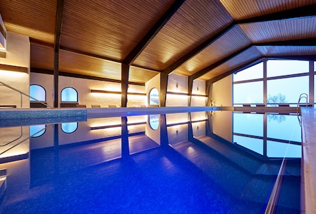 Una piscina cubierta (de 07:00 a 22:00), tumbonas. Hotel Schillingshof