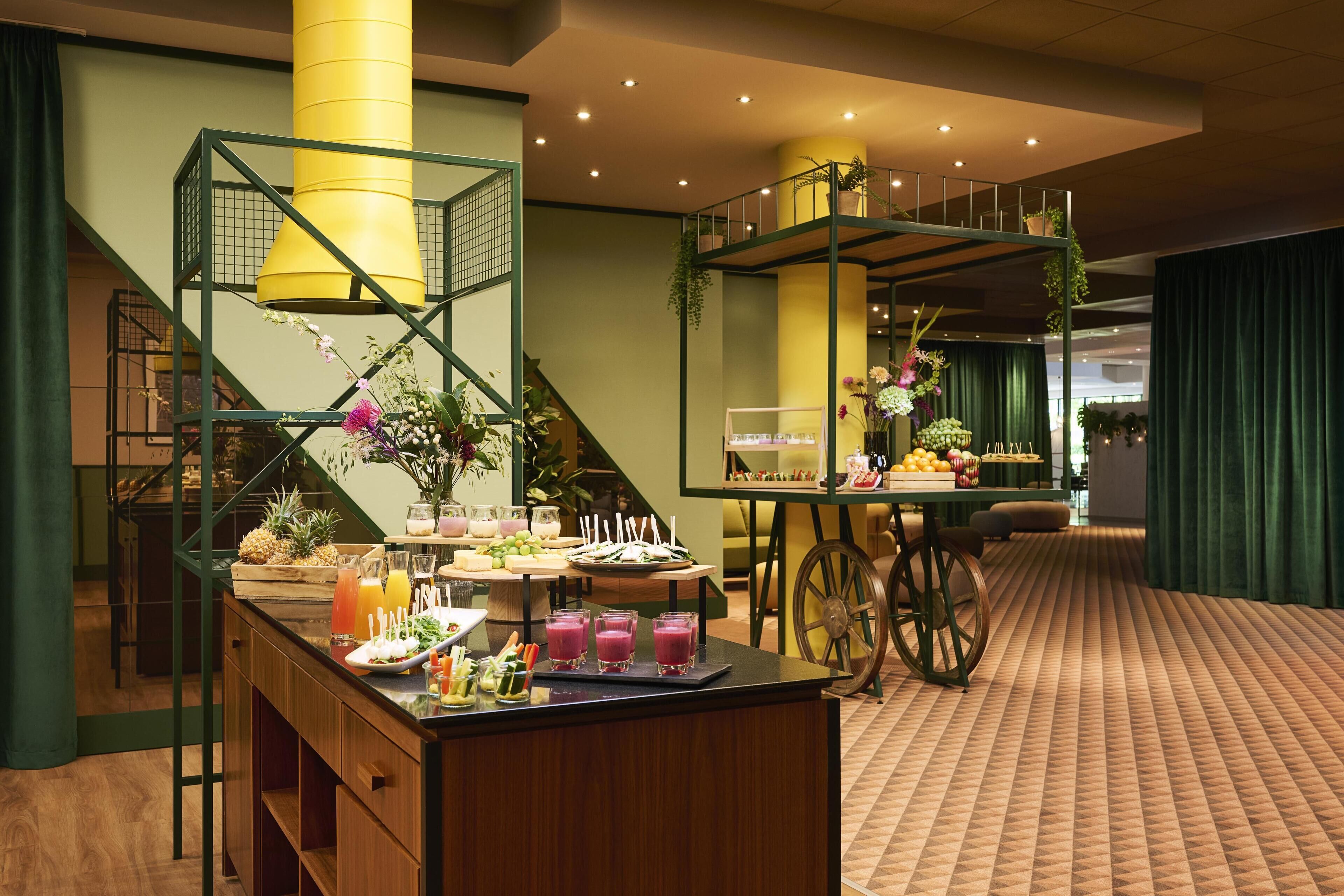 Lunch and dinner served, international cuisine