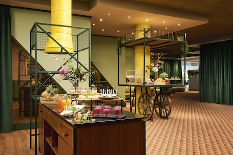 Lunch and dinner served, international cuisine