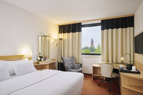 Standard Room | Hypo-allergenic bedding, pillowtop beds, minibar, in-room safe