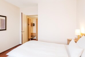 Habitación estándar | Ropa de cama hipoalergénica, colchones con acolchado adicional, minibar