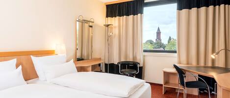 Chambre Standard | Literie hypoallergénique, lit avec matelas à plateau-coussin, minibar