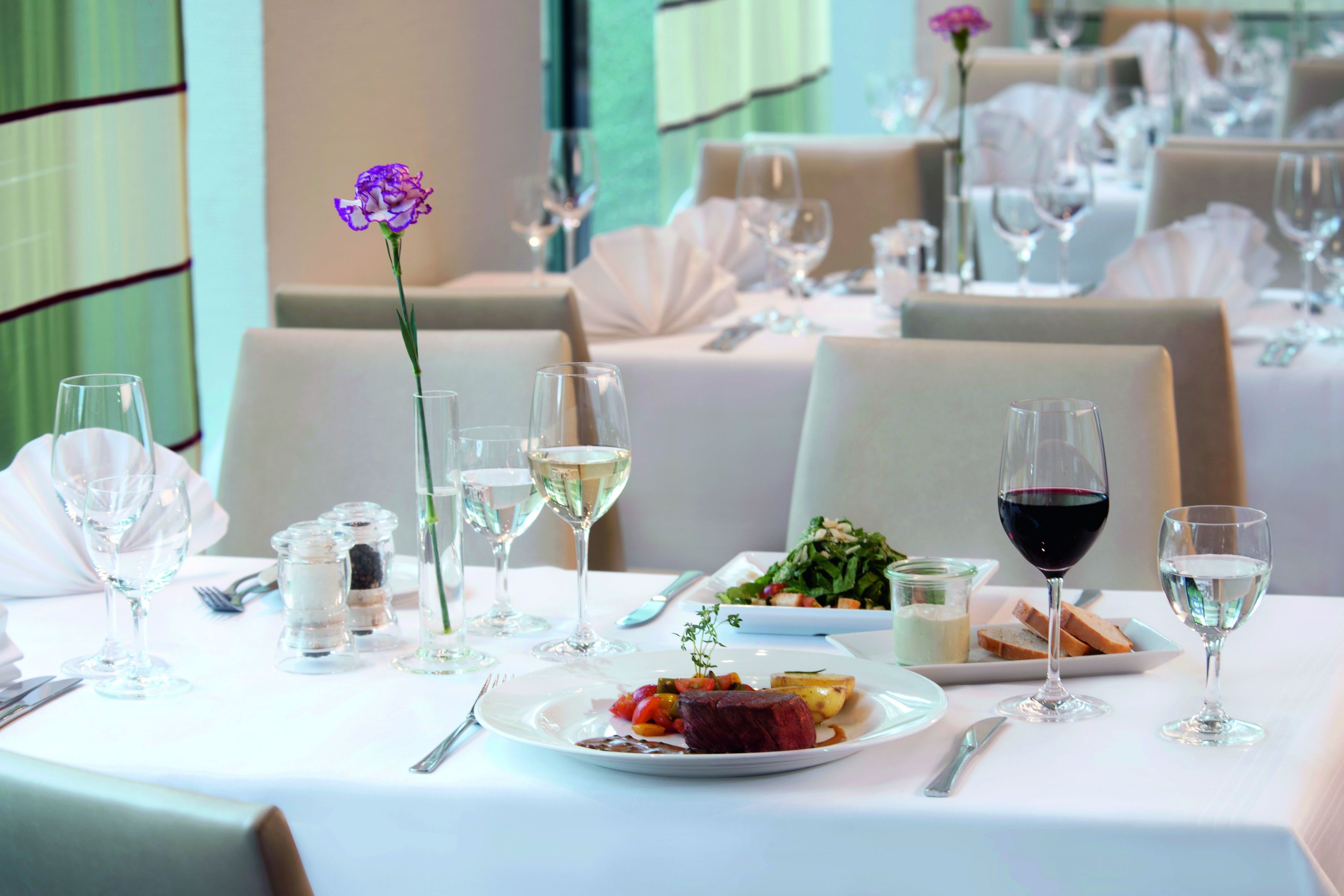 lunch and dinner served, international cuisine