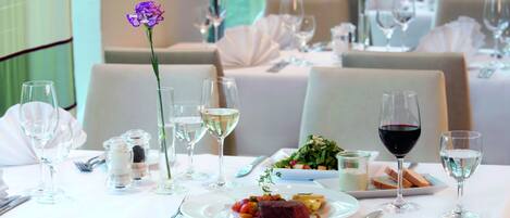 Lunch and dinner served, international cuisine