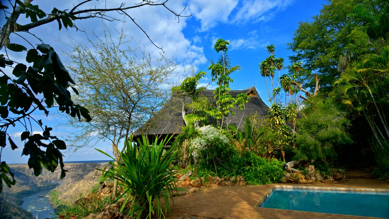 Alberca al aire libre y camastros 