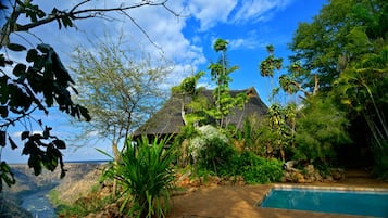 Alberca al aire libre y camastros