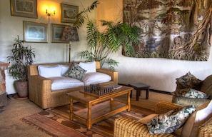 Lobby lounge