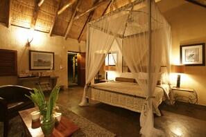 Double Room | Minibar, in-room safe, blackout drapes