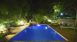 Piscine extérieure, chaises longues