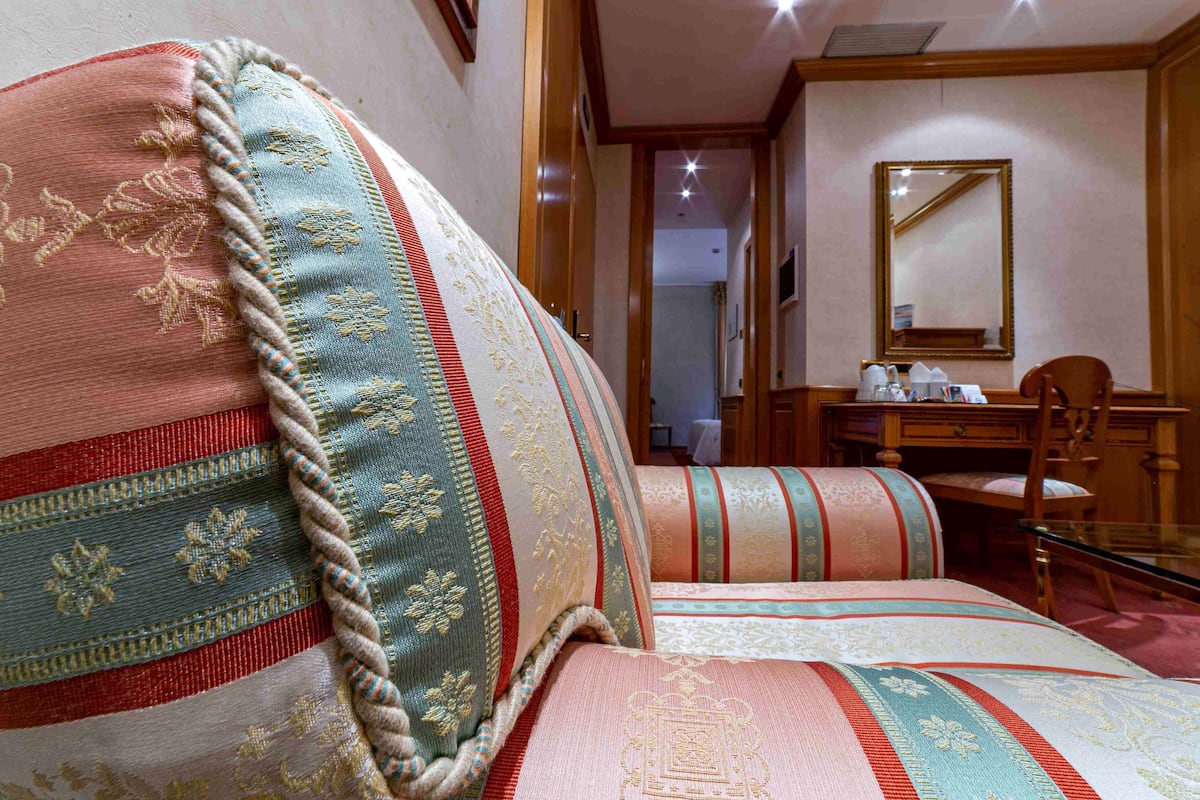 classic room, 1 queen bed | 1 bedroom, hypo-allergenic bedding, minibar, in-room safe