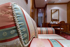 Quarto clássico, 1 cama Queen | Roupas de cama antialérgicas, frigobar, cofres nos quartos, escrivaninha