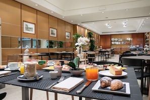 Café da manhã com buffet todos os dias mediante uma taxa