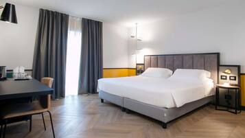 Deluxe Room, 1 Queen Bed | Hypo-allergenic bedding, minibar, in-room safe, desk