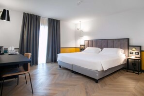 Kamar Deluks, 1 Tempat Tidur Queen | Seprai antialergi, minibar, brankas, dan meja kerja