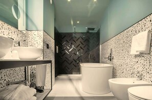 Deluxe Room, 1 Queen Bed | Bathroom | Free toiletries, hair dryer, bathrobes, bidet - Hotel Cappello D'Oro, BW Signature Collection (Bergamo)