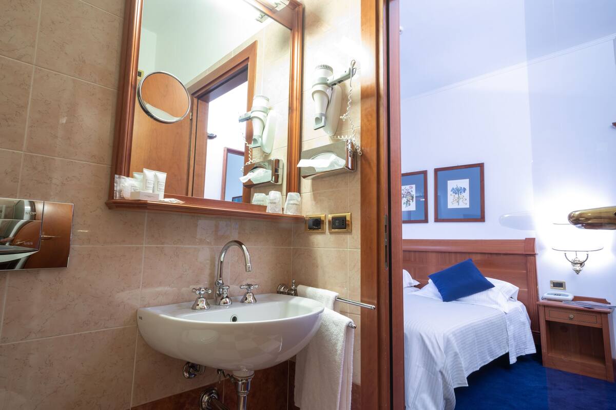 classic room, 2 single beds | bathroom | free toiletries, hair dryer, bathrobes, bidet