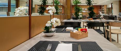 Petit déjeuner buffet servi tous les jours en supplément