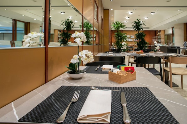 Petit déjeuner buffet servi tous les jours en supplément