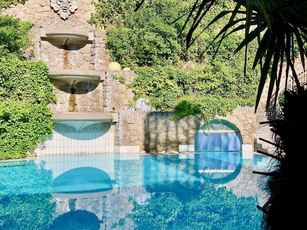 Indoor pool, outdoor pool, pool umbrellas, sun loungers - Hotel Maximilian (Bad Griesbach im Rottal)