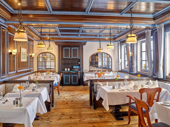 2 restaurants, lunch, dinner served; international cuisine 
