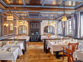 2 restaurantes, com serviço de almoço e jantar; culinária internacional