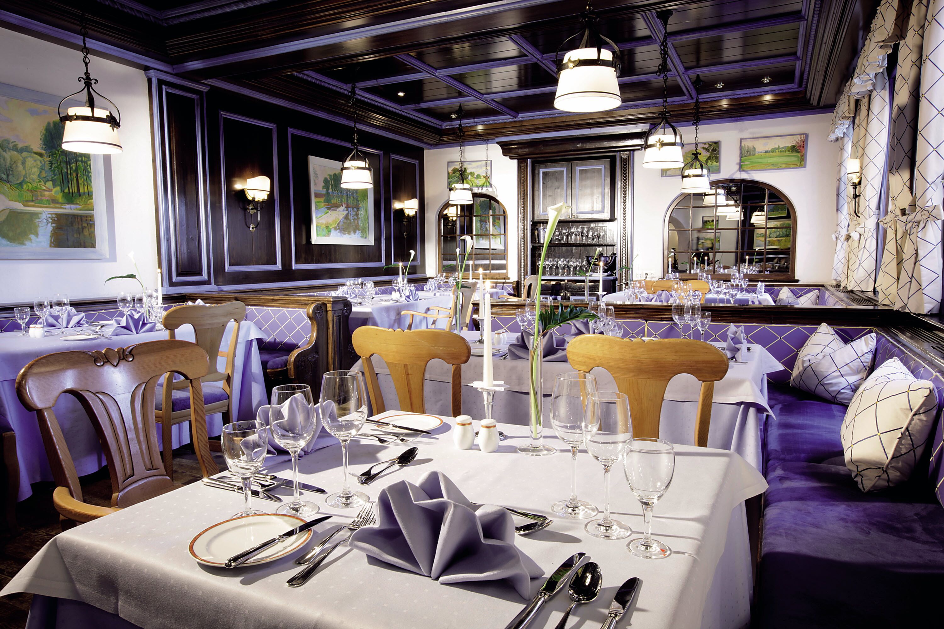 2 restaurants, lunch, dinner served; international cuisine