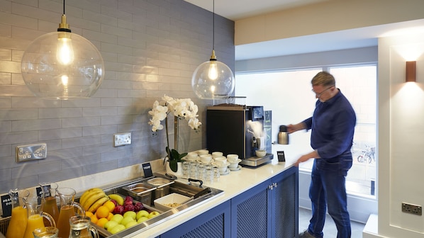 Petit déjeuner buffet (17.50 EUR par personne)