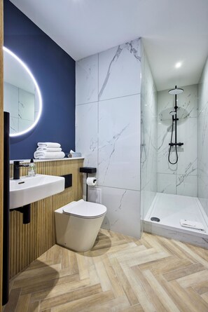 Superior Double Room | Bathroom | Free toiletries, hair dryer, towels, soap - Handel's Hotel (Dublin)