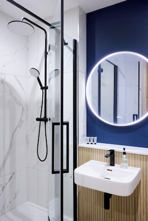 Superior Twin Room | Bathroom | Free toiletries, hair dryer, towels, soap