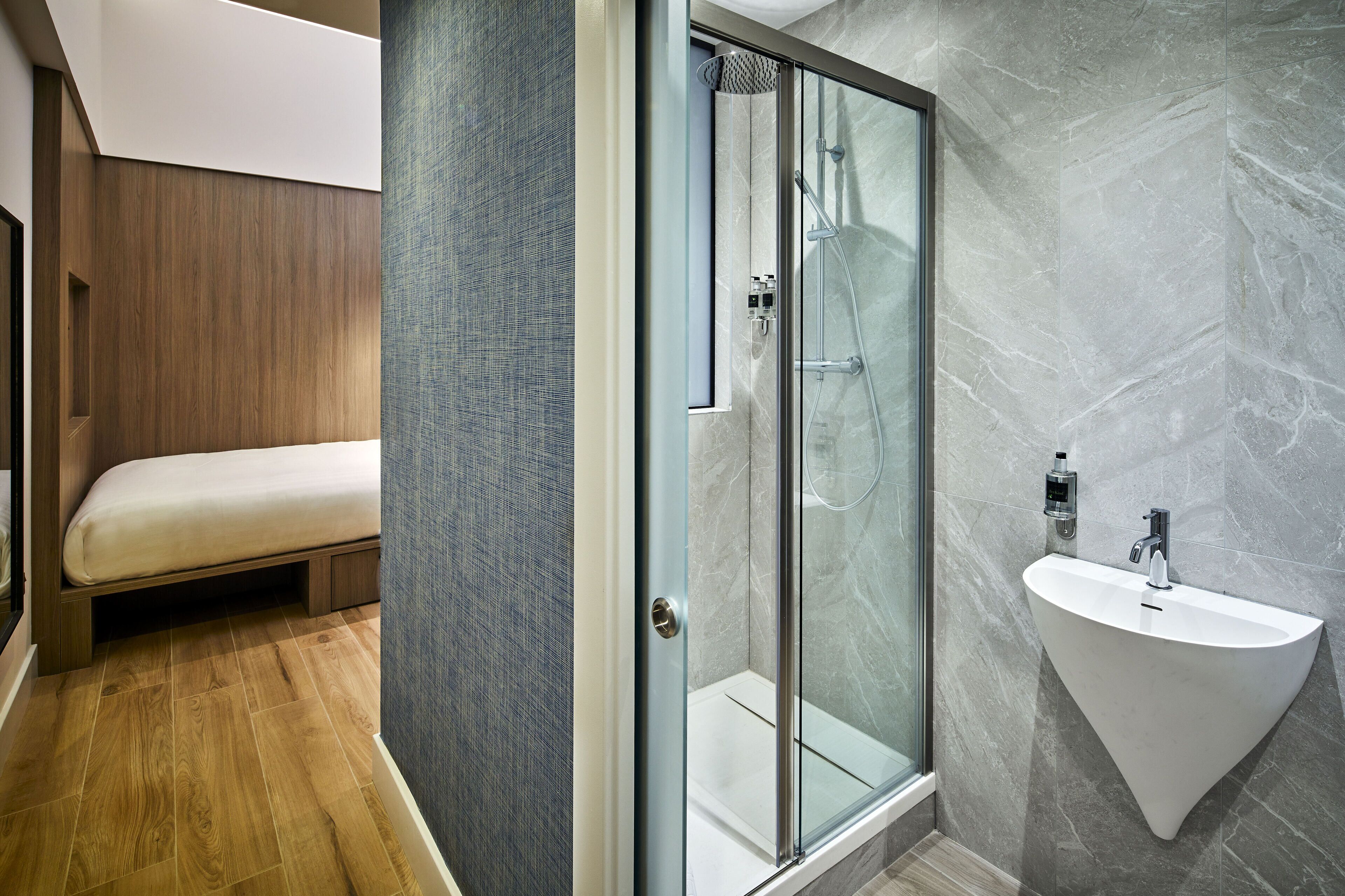 deluxe room | bathroom | free toiletries, hair dryer, towels, soap