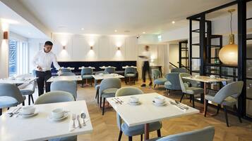 Desayuno buffet (EUR 20.50 por persona)