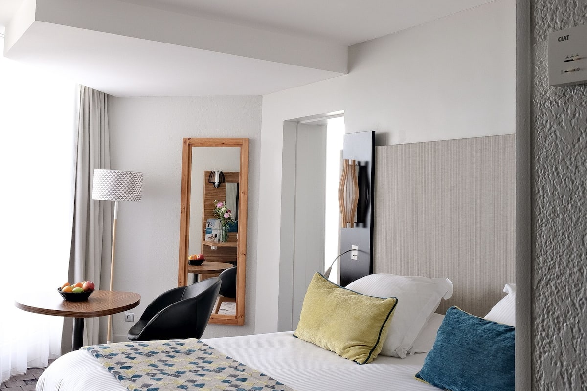 Habitación doble clásica, vista al jardín | Ropa de cama de alta calidad y minibar 