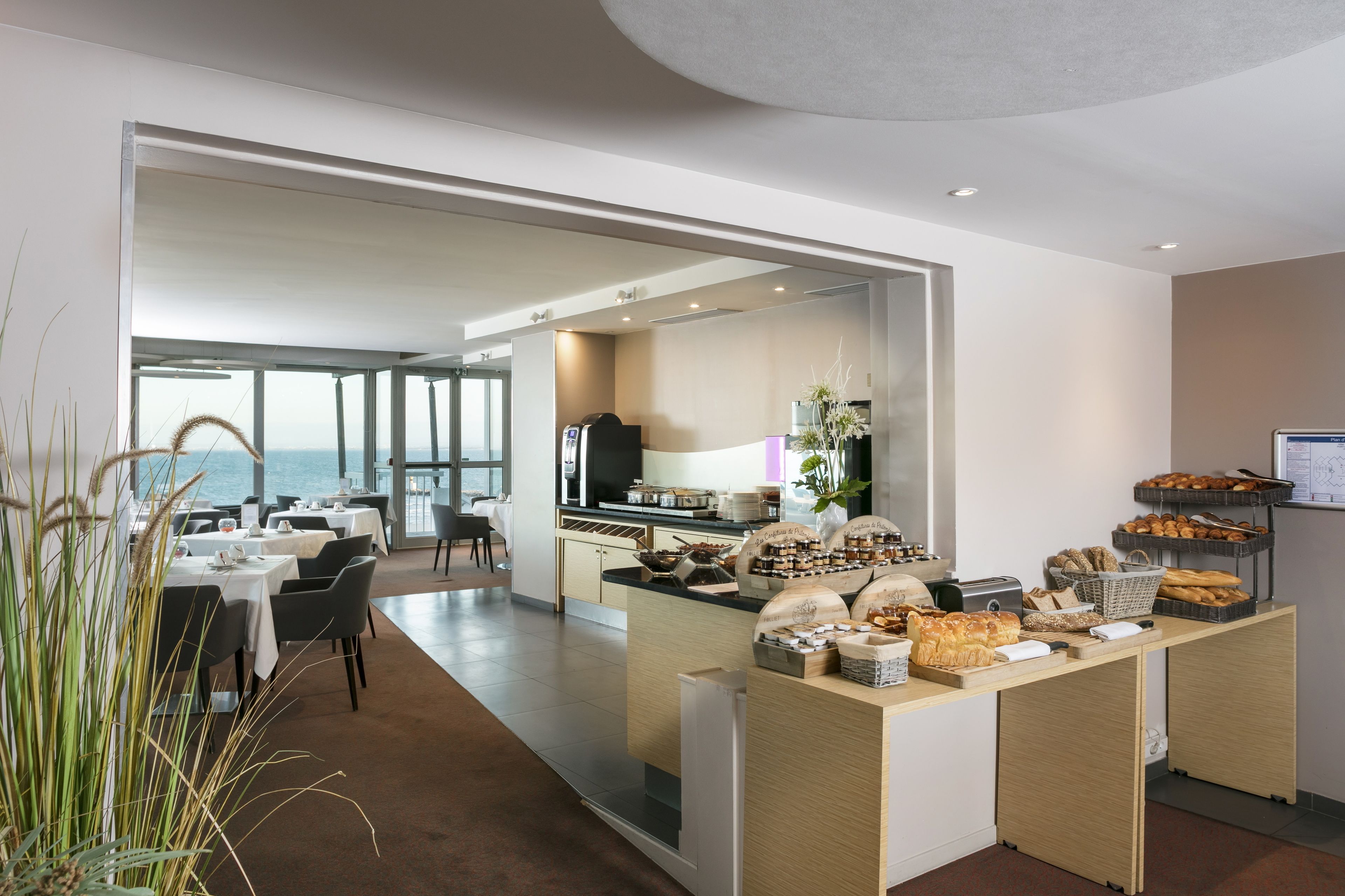 Eine moderne Hotelhalle mit Essbereich, Küche und einem Buffet.