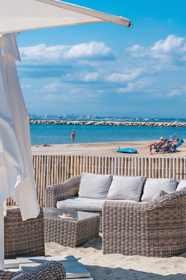 Breakfast, lunch, dinner served; local cuisine, beach views 