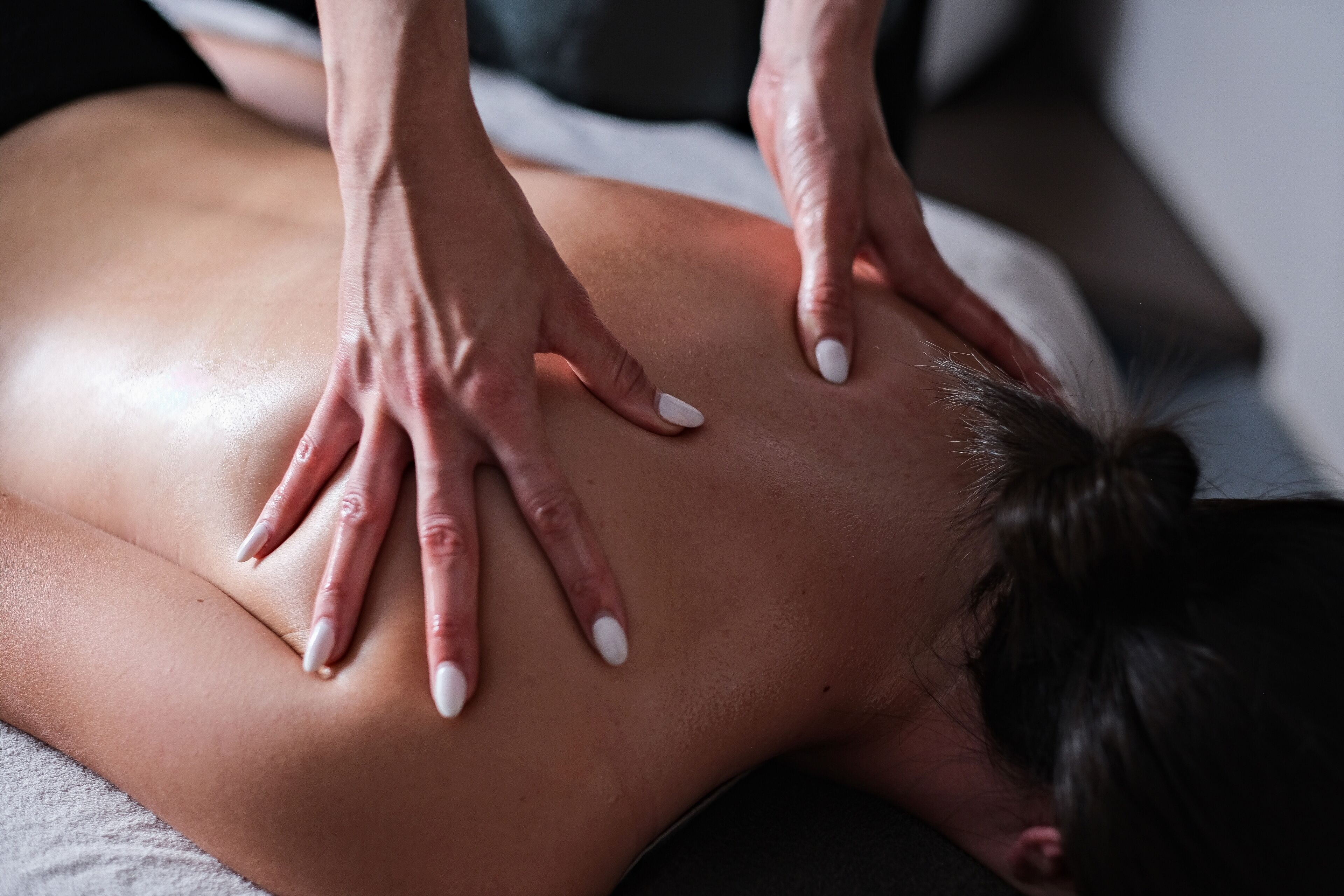 Une personne qui reçoit un massage du dos.